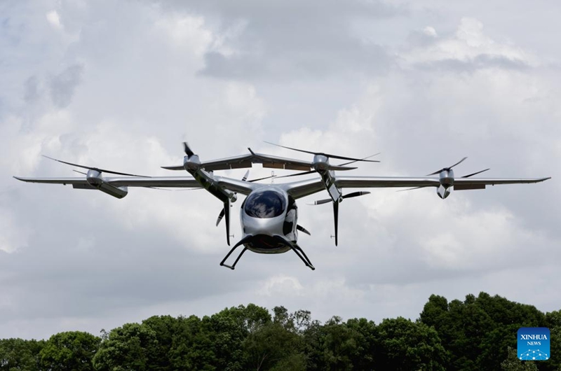 V2000CG CarryAll, ndege ya kiwango cha tani ya kupaa na kutua wima (eVTOL), ikifanya majaribio kwenye kituo cha majaribio ya safari za ndege mjini Kunshan, Mkoani Jiangsu, mashariki mwa China, tarehe 22 Julai 2025. (Xinhua/Fang Zhe)