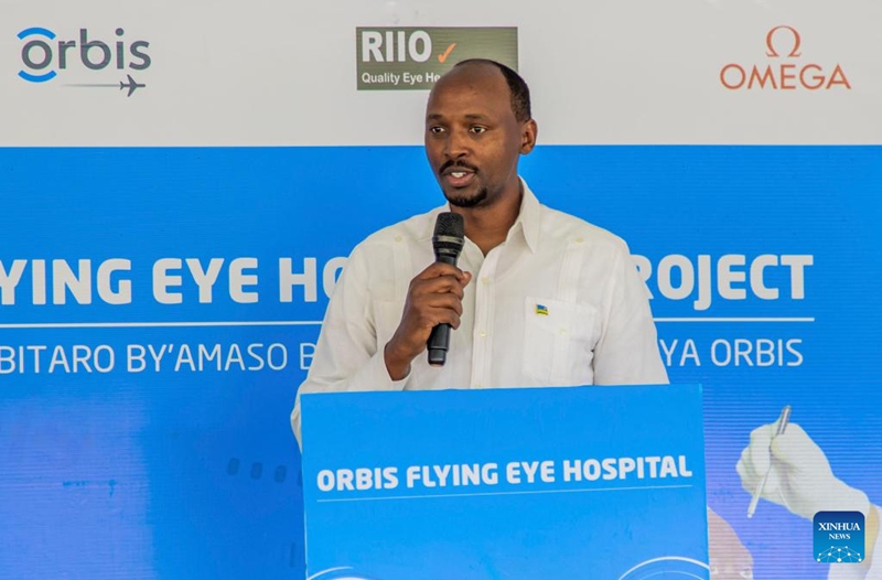 Waziri wa Afya wa Rwanda, Sabin Nsanzimana akizungumza kwenye hafla ya uzinduzi wa programu ya matibabu na mafunzo ndani ya ndege ya Hospitali ya Macho ya Orbis (Orbis Flying Eye Hospital) katika Uwanja wa Ndege wa Kimataifa wa Kigali mjini Kigali, Rwanda. (Picha na Cyril Ndegeya/Xinhua)